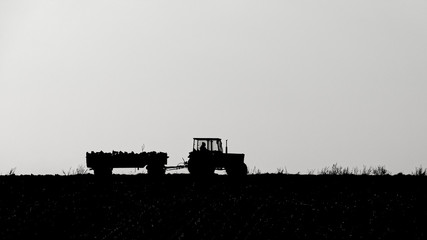 Traktor auf dem Feld – Silhouette, Gegenlicht