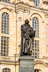 Fototapeta premium Frauenkirche am Neumarkt in Dresden mit dem Martin-Luther-Denkmal