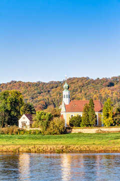 Maria am Wasser Kirche in Dresden Hosterwitz im Herbst