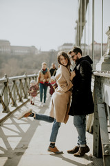 Obraz premium Loving couple on Chain bridge, Budapest