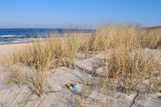Ostern am Strand mit buten Ostereier
