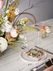 close-up von Blumendekoration und gedecktem Tisch bei einer Hochzeit