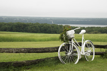 Fototapeta na wymiar Bicyclette blanche sur clôture