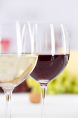 Wein Gläser Weingläser Weißwein Rotwein Weisswein Weintrauben Hochformat