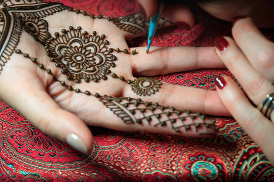 North America, USA, Washington. Indian Mehendi celebration.  Henna application and rituals. Hand.
