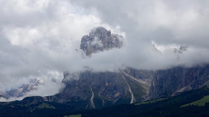 Fototapeta premium Dolomiten, Seiser Alm am Schlern, Bergwandern