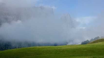 Fototapeta na wymiar Dolomiten, Seiser Alm am Schlern, Bergwandern