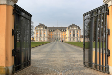 Eingangstor zum Schloss Augustusburg in Brühl © mitifoto
