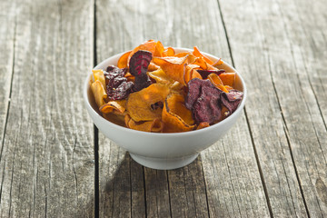 Mixed fried vegetable chips .