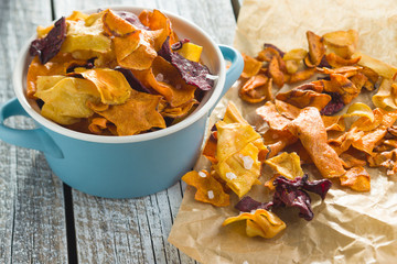 Mixed fried vegetable chips.