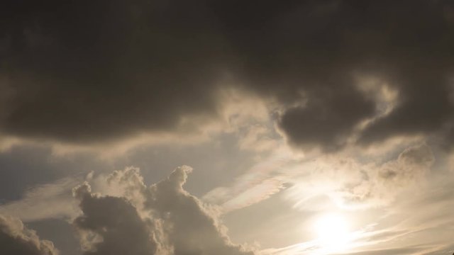 4K Time-Lapse. Nubes pasando delante del sol a &uacute;ltima hora de la tarde.