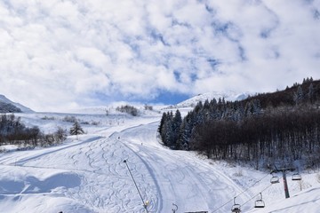 Piste da sci e alberi innevati sulle montagne a Limone piemonte in Italia