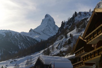 Das Matterhorn und Chalets in Zermatt im Winter