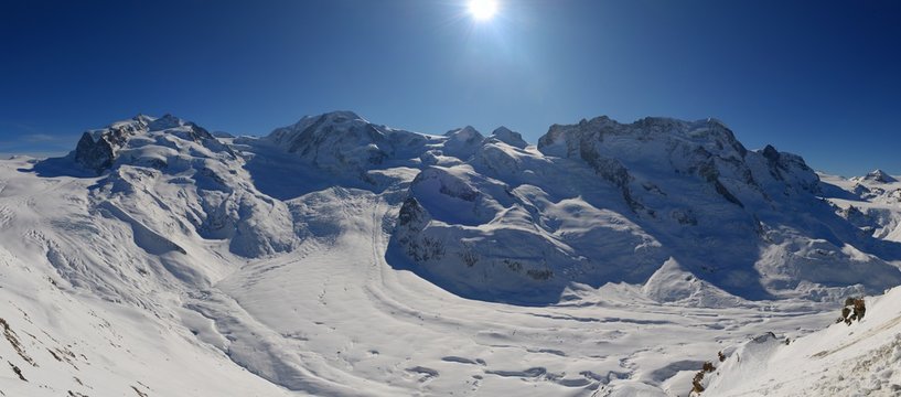 Panorama Foto vom Gornergletscher mit dem Monte Rosa, Dufourspitze, Lyskamm, Breithorn und dem Klein Matterhorn im Winter
