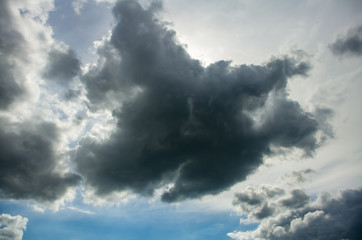 Dramatische Wolken und blauer Himmel