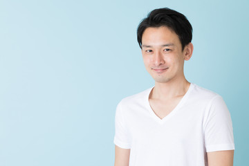 男性　ブルーバック