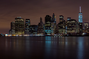 Fototapeta na wymiar Downtown Manhattan night view from Brooklyn Bridge park