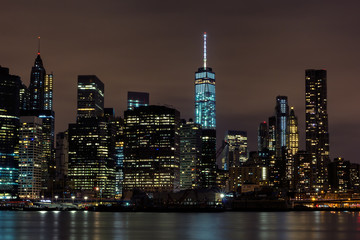 Fototapeta na wymiar Downtown Manhattan night view from Brooklyn Bridge park