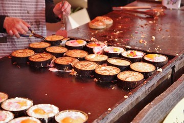 屋台で売られるお好み焼き