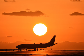 Airplane (silhouette) scenery against the backdrop of beautiful scenery, sunset sky, and sunset Location: Japan (Kyushu / Kumamoto Prefecture)美しい景色・夕焼け空・夕日を背景に飛行機(シルエット)風景 撮影場所：日本(九州・熊本県)
