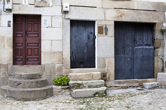 Puertas antiguas en Mogarraz