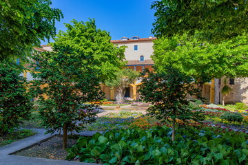 アルル市立病院の中庭