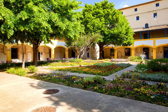 アルル市立病院の中庭