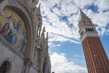 Fototapeta na wymiar ベネチア、サン・マルコ広場の大鐘楼とサンマルコ寺院