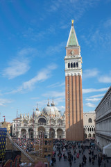 ベネチア、サン・マルコ広場の大鐘楼とサンマルコ寺院