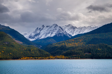 Obraz premium Autumn in the Canadian Rockies with Kinbasket Lake in the foreground, British Columbia, Canada