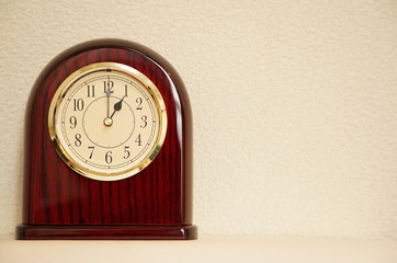 The time for table clock of the room is 1:00 