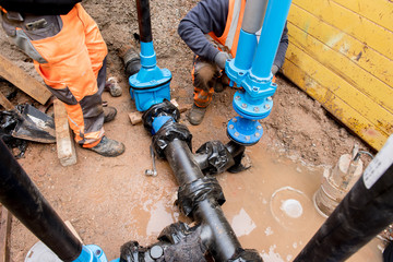 Unterflurhydrant in der Wasserversorgung wird erneuert, festschrauben auf Flansch