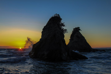内房南無谷海岸雀岩夕日