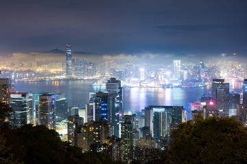Hong Kong Skyline in den Wolken 