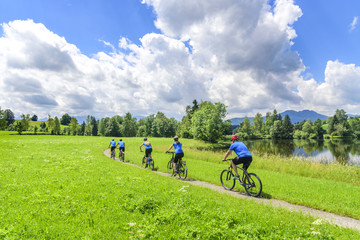 Radsportler unterwegs in der sommerlichen Natur