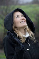 portrait de femme souriant sous la pluie en hiver