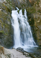 Fototapeta na wymiar Wasserfall zwischen Felsen, Österreich, Wanderweg