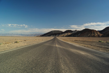 Einsame Straße in der Death Valley Wüste