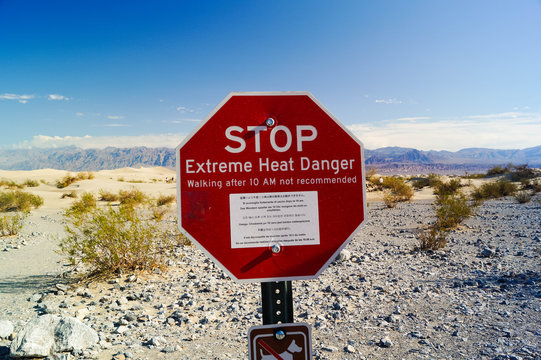 Hitzegefahr Warnschild in der W&uuml;ste Death Valley