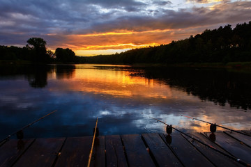 Zachód słońca nad jeziorem, deszczowa pogoda, wędkowanie