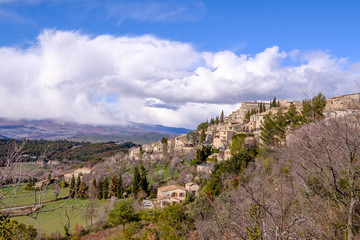 Fototapeta na wymiar Vue sur le village de Lurs et la montagne de Lure au printemps, Provence, France. 