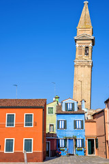 Obraz premium Daylight view to vibrant colorful city buildings and green grass