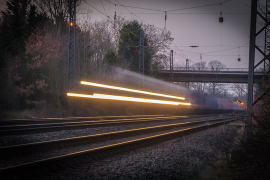 Langzeitbelichtete Eisenbahn 