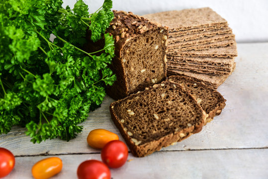 Various types of wholemeal bread and rolls