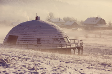 Obraz premium The snow-covered houses are in the winter