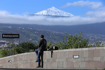 Mann schaut auf den Vulkan Teide vom Mirador Humboldt-Teneriffa Spanien