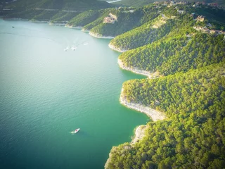 Foto op Plexiglas Vintage aerial trees and cliff rock wall, bluffs at Lake Travis, Austin, Texas, USA. Luxury vacation homes and house on coastline. Looking down houses in community, boats, ocean crystal background © trongnguyen