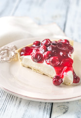 Tart with cream cheese and cherries