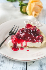 Tart with cream cheese and cherries
