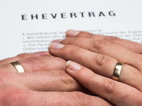 Hände symbolisieren einen Ehevertrag